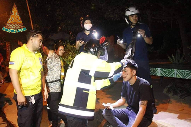 生还者接受医务人员包扎