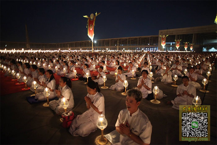 上万善信点灯祈福