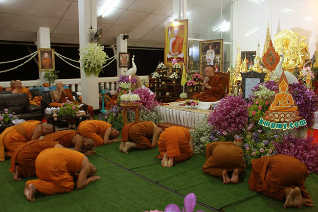 泰国高僧为弟子讲佛理