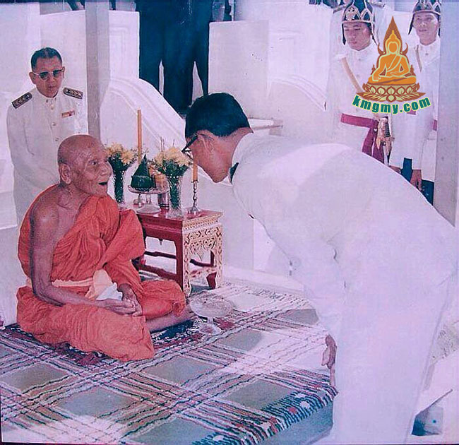 泰国九世皇拜龙婆凯师父