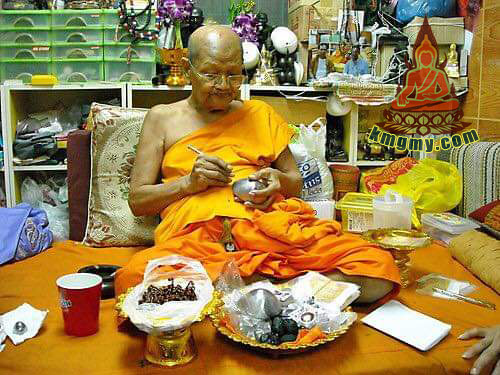 龙婆遮在手写符文