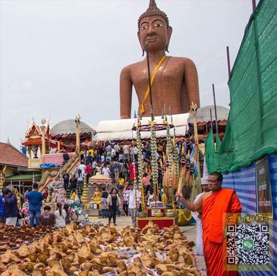 泰国建筑老板携带上百猪头到寺庙还愿