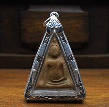 南帕亚女王佛助姻缘的佛牌